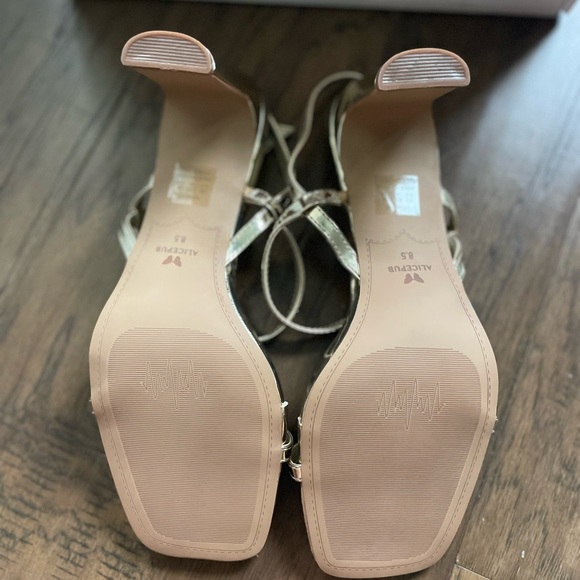 Size 8.5 - Picture 2 of 2